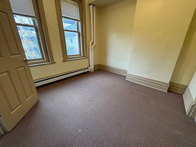 Foto del edificio - 303 E 3rd St