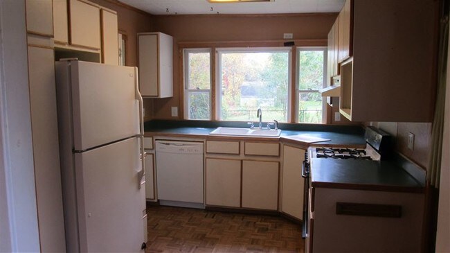 Building Photo - 3 br, 1 bath House - 469 Harter St