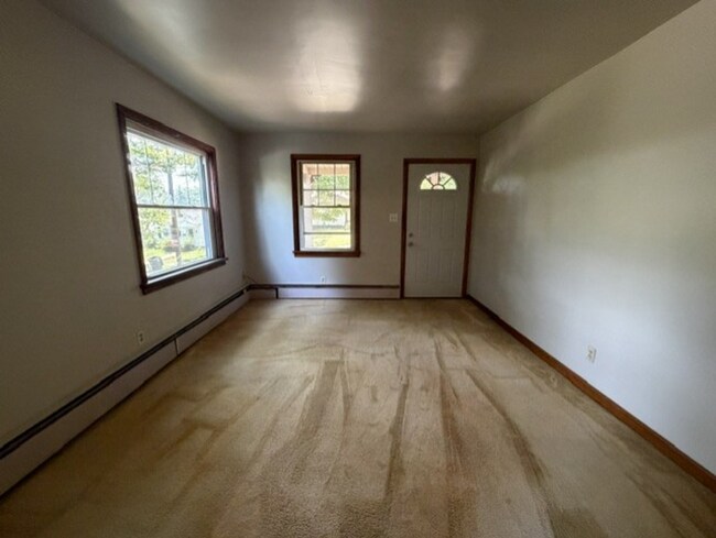Foto del edificio - Three Levels of Living with 4 Bedrooms, 2 Full Bathrooms and Multiple Living Areas!