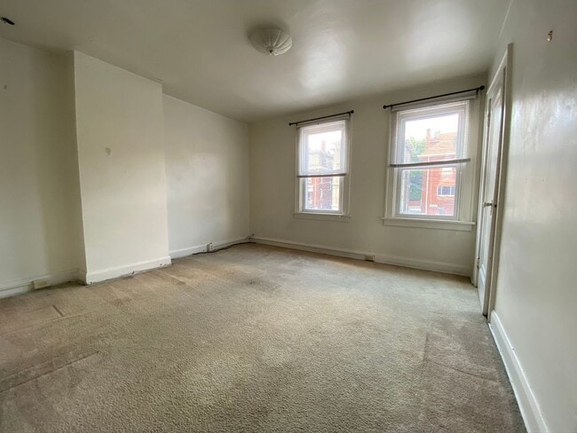 Building Photo - Stunning Two Bedroom Apartment in Oakland! Washer & Dryer Hook-Ups in Basement! Call Today!