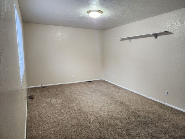Building Photo - 2 Story Duplex 2 BD 1.5 BA