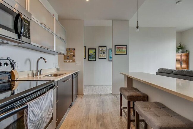 Foto del edificio - 1 Bed/1 Bath Condo at 5th and Main, Assigned Parking, Washer/Dryer/Covered Balcony