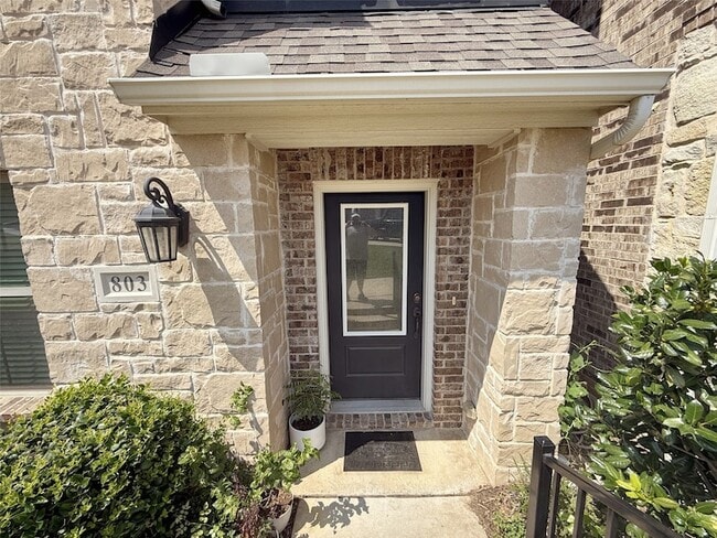 Building Photo - 803 Tennessee Dr