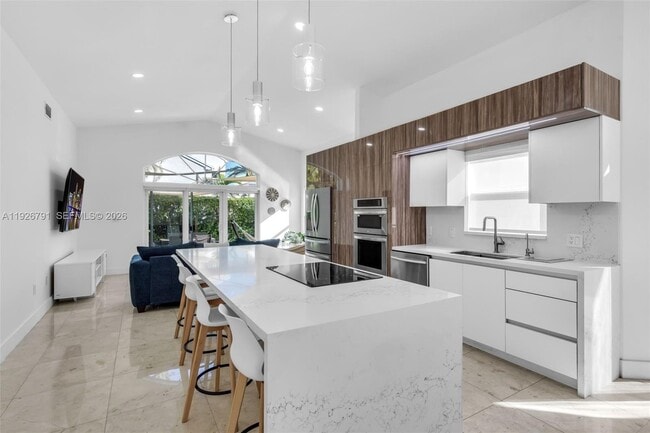 Foto del edificio - 15241 Wilshire Ct