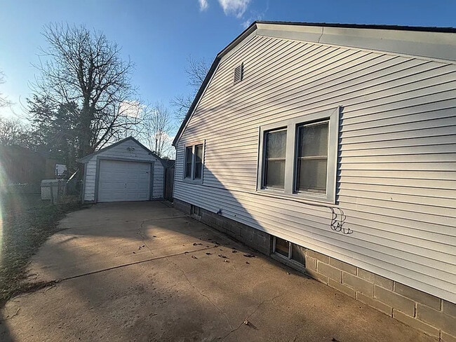 Building Photo - 635 N Chautauqua Ave