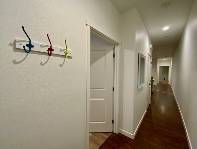 Foto del edificio - 348 N Ivy St