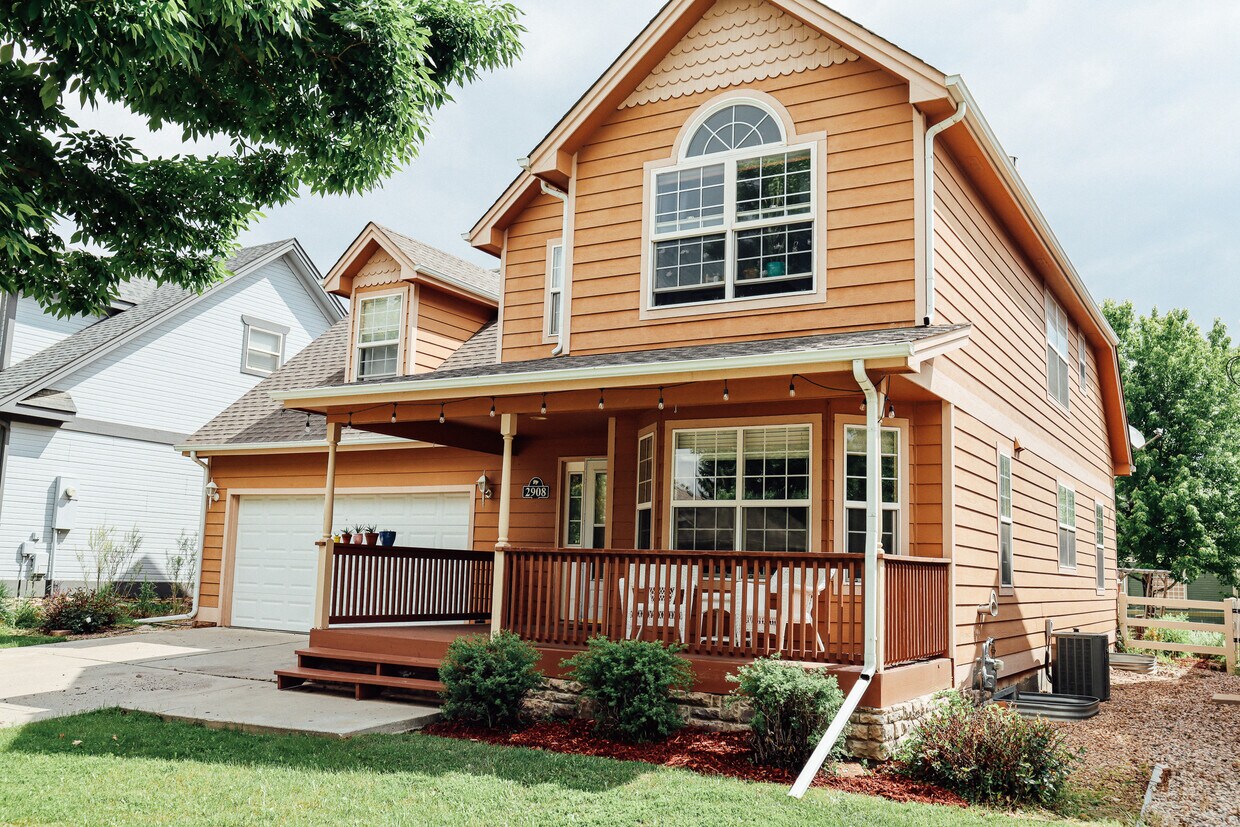 Primary Photo - 2908 Des Moines Dr