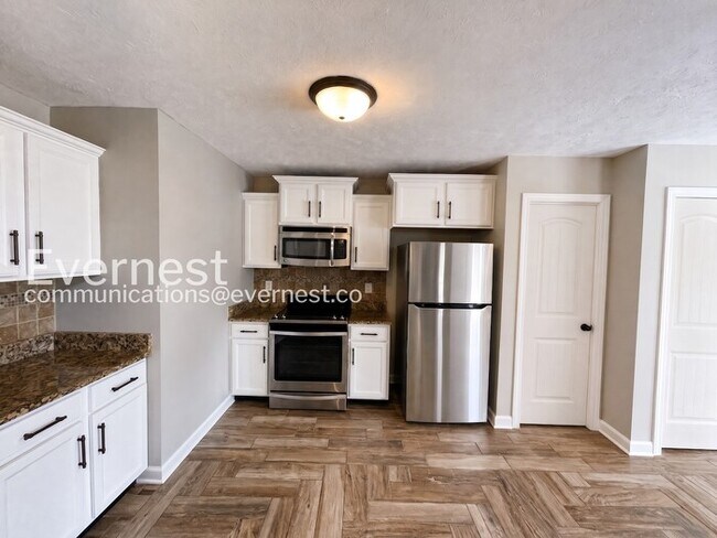Building Photo - Limited Time Special Offer / 3 Bed, 2 Bath Home with Garage / Pet-Friendly / Vouchers Accepted / ...