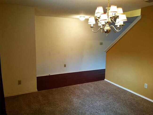 Building Photo - 319 Clover Creek