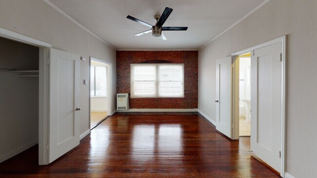 Sala de estar - Arwyn Manor Apartments...New York Style..Newly Remodeled Apartments...Hardwood Floors! CALL NOW!