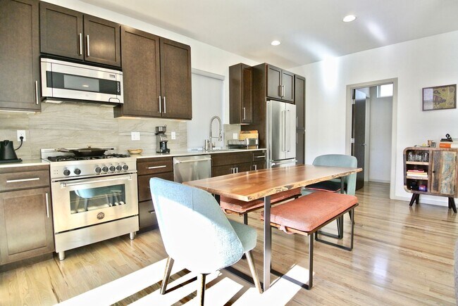 Building Photo - Modern, Stand Alone Home in the heart of Ballard!
