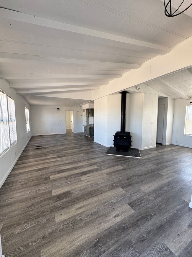 Building Photo - Beautiful fully remodeled 3 bedroom