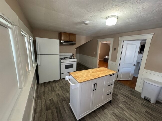 Building Photo - 187 Danforth St