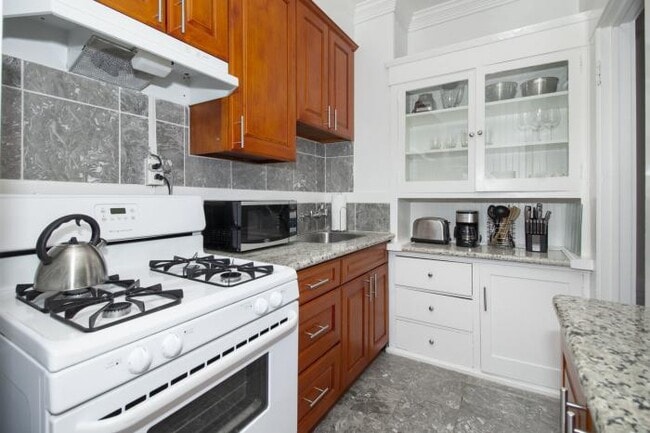 Building Photo - bedroom in San Francisco CA 94108