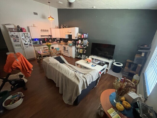 Foto del edificio - Modern Townhouse Just Minutes from Campus!