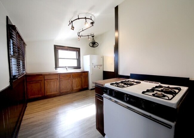 Building Photo - Newly Remodeled Historic Guesthouse in Dow...