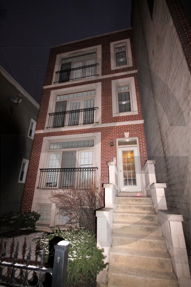 Building Photo - 2551 N Southport Ave