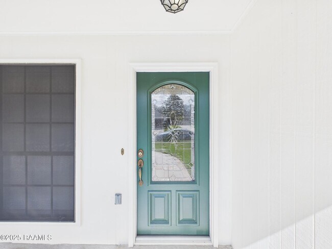 Building Photo - 302 Lark Dr