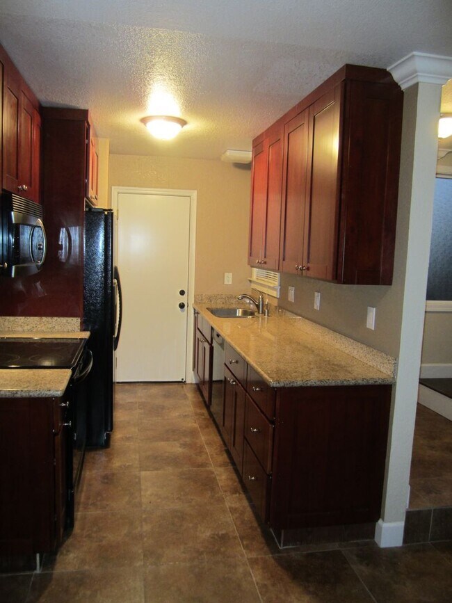 Foto del edificio - 2 Bedroom / 1 Bathroom Townhome in Bay Point