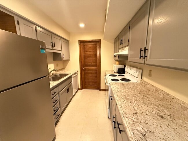 Foto del edificio - 2005 Waterfront Dr N