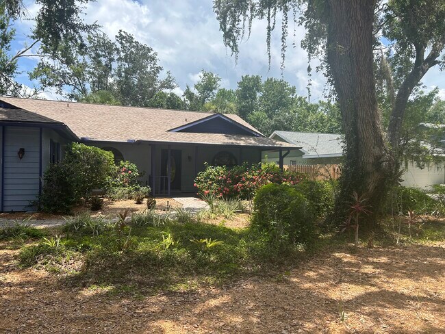 Foto del edificio - 4137 Woodview Dr