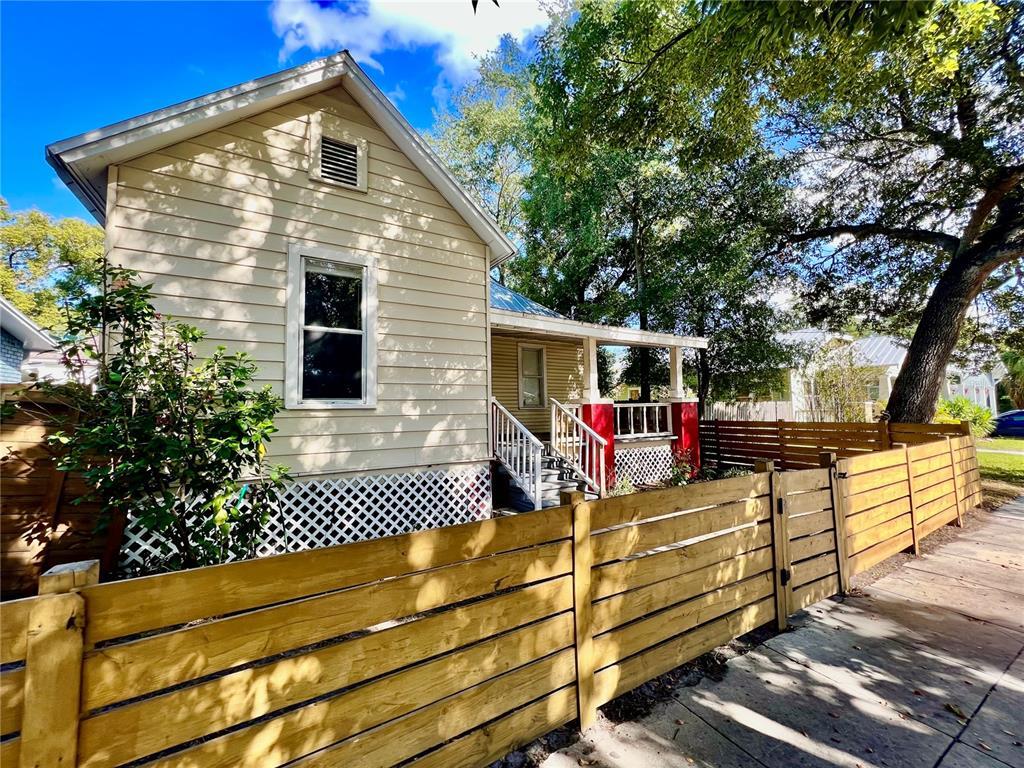 Primary Photo - 111 W Amelia Ave