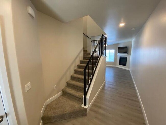 Foto del edificio - 3 Bed - 2.5 Bath, Large Townhouse - 2 Car Garage