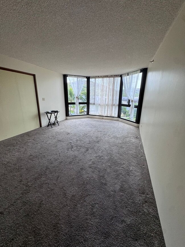 Building Photo - 2 Bed, 2 Bath with reserved, covered parking. Washer/Dryer in unit -Country Club Plaza in Salt Lake