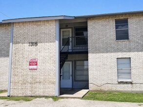 Building Photo - 1315 Quail Cir