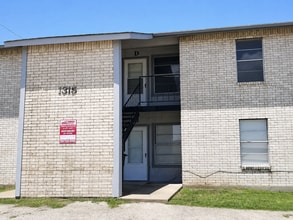 Building Photo - 1315 Quail Cir