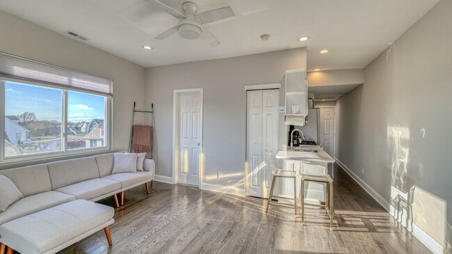 Building Photo - 25 S Surrey Ave