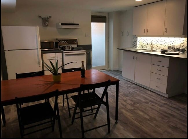 Building Photo - 287 Barton Av