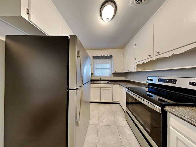 Foto del edificio - Renovated 3BR/2BA Home in Arlington Hills Jacksonville | Garage & Fenced Yard