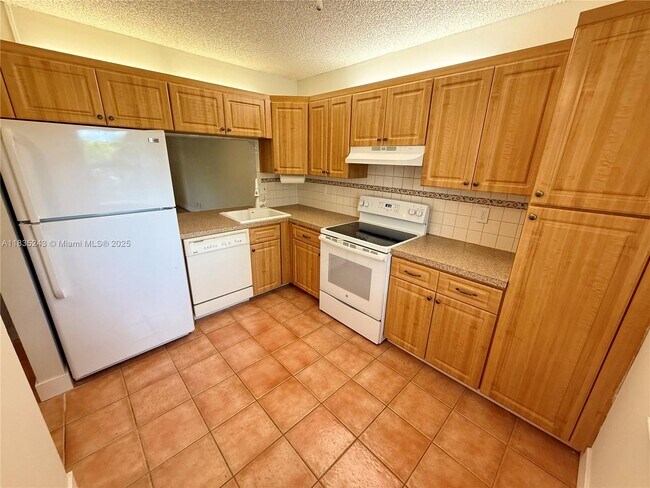 Building Photo - 3864 Carambola Cir N
