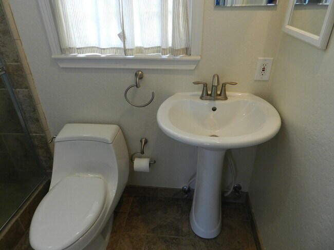 Foto del edificio - 15330 Stratford Dr