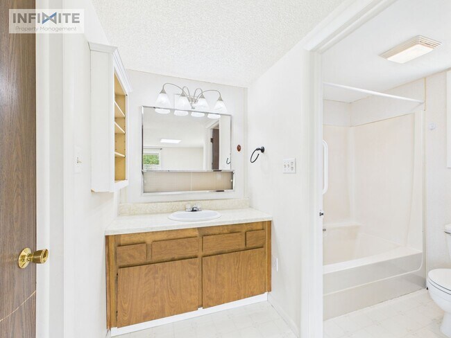 Foto del edificio - Spacious 3-Bedroom Home