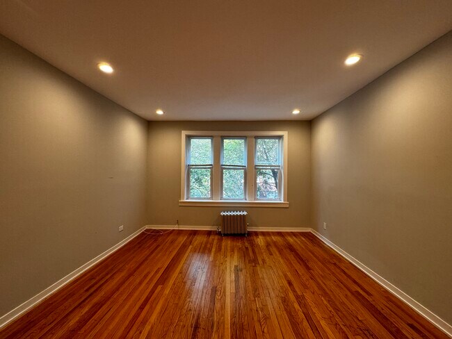 Building Photo - 1503 W Schreiber Ave