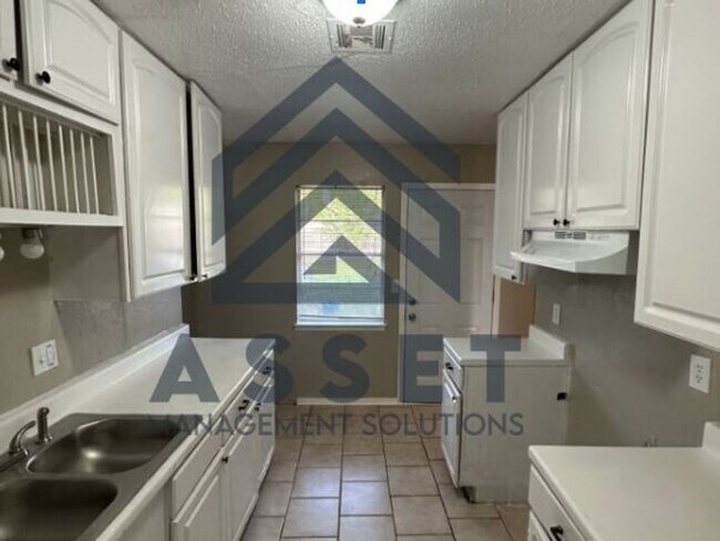 Foto del edificio - 7 Bedroom Home Available for Lease or Rent to Own!