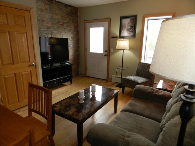 Building Photo - 904 Belknap St