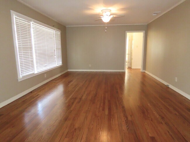 Building Photo - Lovely Updated 3 Bedroom, 2 Bath House in ...