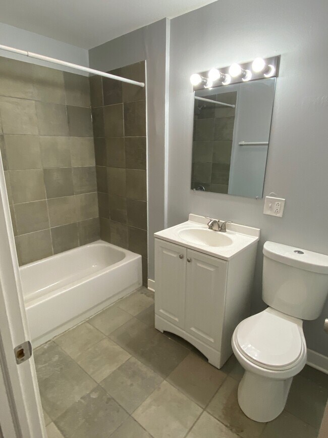 Bathroom - 214 N Homan Ave