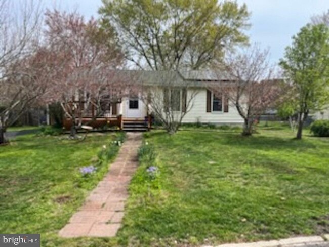 Building Photo - 5913 Vine Dr