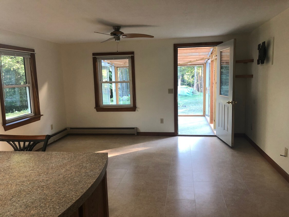 5 Quarry Ln Unit 1, Hallowell, ME 04347 Room for Rent in Hallowell