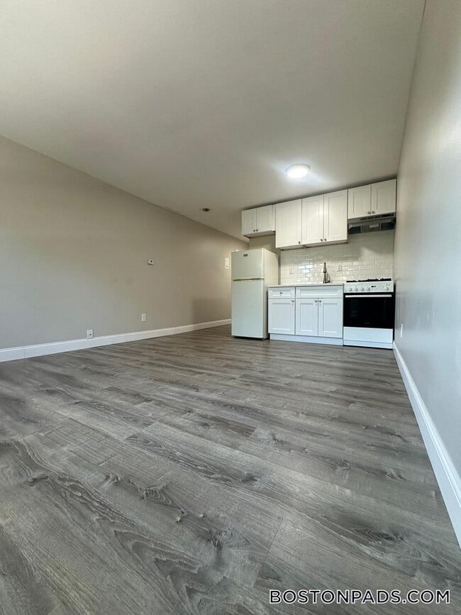 Building Photo - 887 Varnum Ave