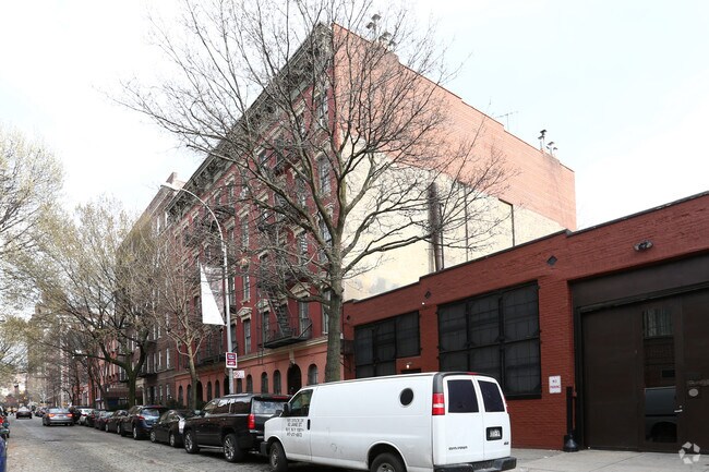 Foto del edificio - 350-354 W 12th St