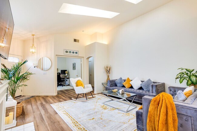 Building Photo - Gorgeous Single story home - walking dista...