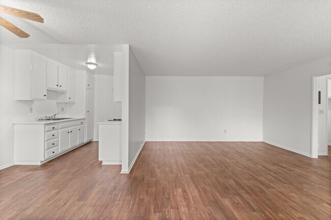 Foto del edificio - 8331 Lampson Avenue