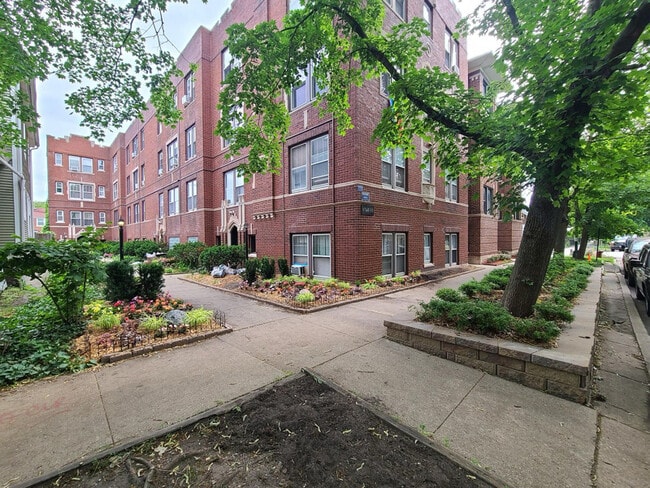 Photo - 1750 W Granville Ave Apartment