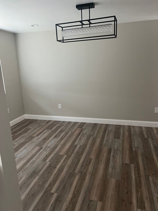 Building Photo - fully renovated 3 bedroom