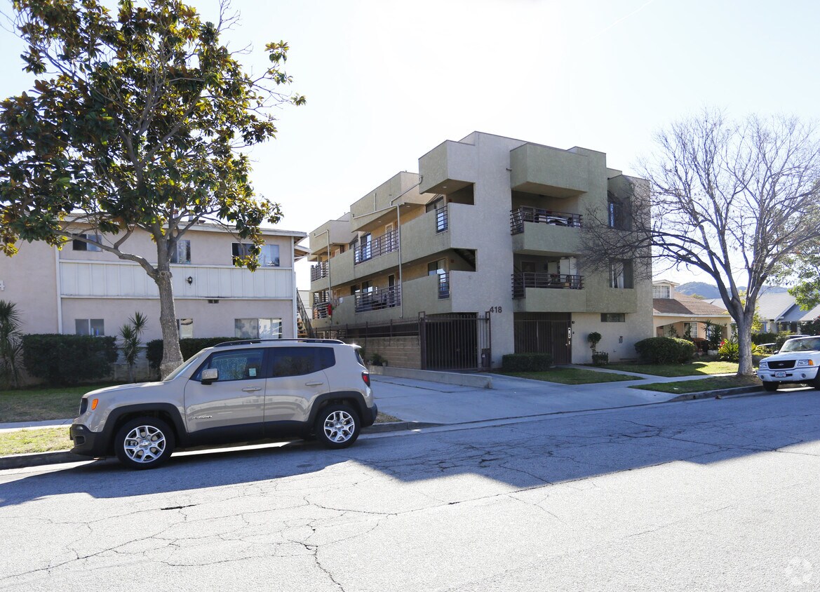 Building Photo - 418 W Maple St